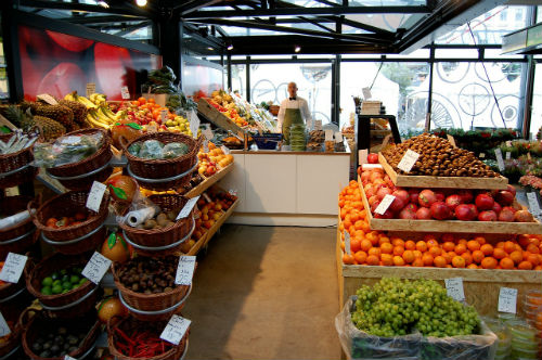 a photo of a fruit stand