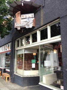 (Mo:Lé.: Great location and can visit Habit next door for a coffee while you wait)
