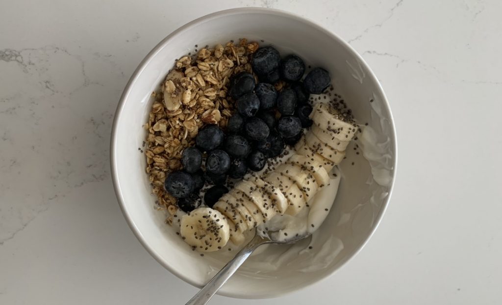 yogurt with banana and oats